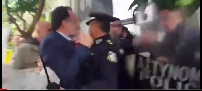 «Ντου» Λαφαζάνη και «Δεν πληρώνω» στη συνέλευση των συμβολαιογράφων για τους πλειστηριασμούς [βίντεο]